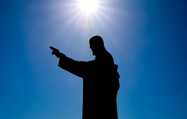 Pohled Siluetu Ježíše Krista Socha Proti Modré Obloze Pozadí Zvednutou — Stock fotografie