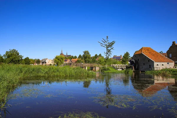 Blick Über Den Spiegelnden Flussteich Auf Das Alte Mühlenrestaurant Vor — Stockfoto