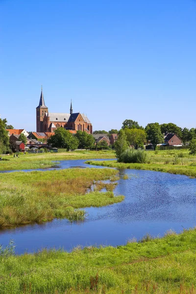 Widok Zielone Mokradła Wody Miejskim Krajobrazie Miasta Durch Wieżą Średniowiecznego — Zdjęcie stockowe