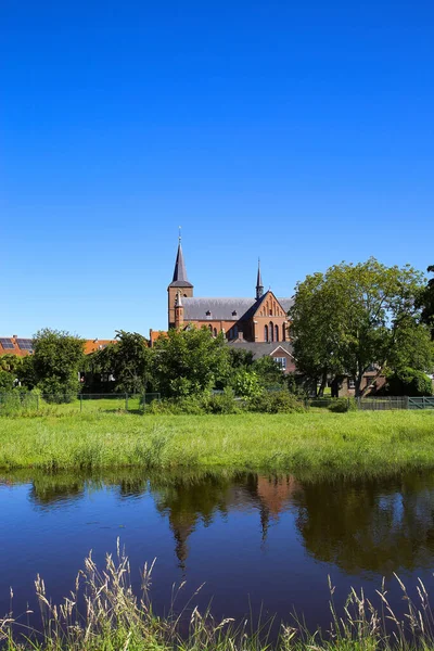 Kilátás Folyóra Zöld Legelőre Kis Holland Idilli Faluban Középkori Régi — Stock Fotó