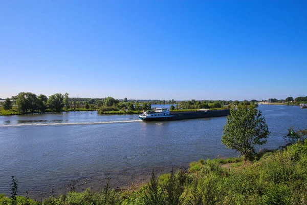 Vue Sur Paysage Rural Verdoyant Sur Rivière Maas Avec Bateau — Photo