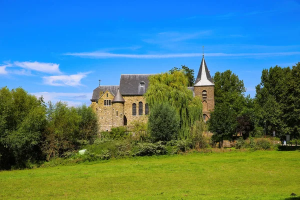 Vista Iglesia Medieval Fortaleza Paisaje Holandés Rural Con Árboles Verdes —  Fotos de Stock