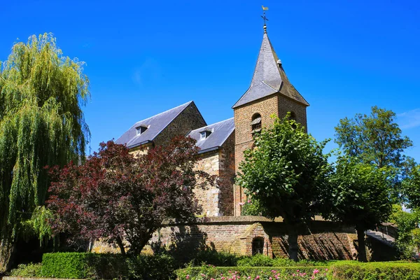 Kilátás Középkori Templom Erőd Vidéki Holland Táj Zöld Fák Ellen — Stock Fotó