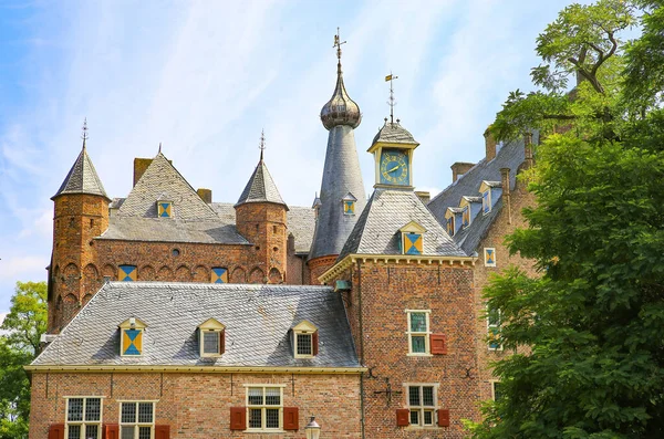Widok Fasadę Średniowiecznego Holenderskiego Zamku Wieżami Zegarem Xiv Wieku Zielone — Zdjęcie stockowe