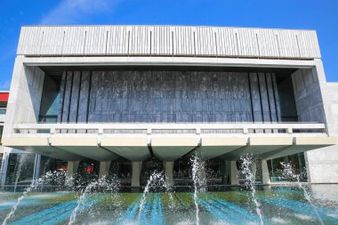 Arnhem (Stadhuis), Hollanda - 9 Temmuz. 2021: Mavi gökyüzüne karşı modern dikdörtgen balkondaki su çeşmesine bakın
