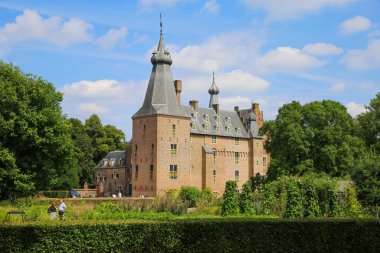 14. yüzyıldan kalma ortaçağ Hollanda şatosundaki bahçe çitlerine bak.