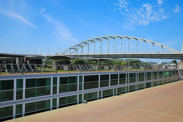 Arnhem, Hollanda - 9 Temmuz. 2021: John Frost Steeel Köprüsü 'nün arka planında, Ren Nehri' ndeki otel teknesinin görüntüsü