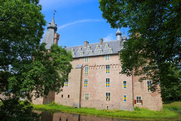 Blick Hinter Grüne Bäume Auf Holländische Wasserburg Aus Dem Jahrhundert — Stockfoto