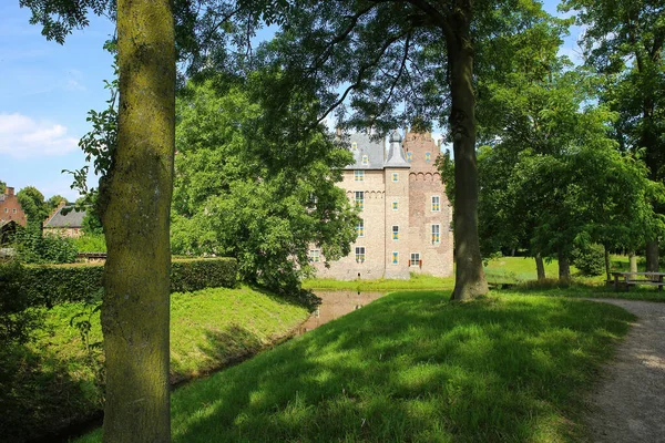 Uitzicht Groene Bomen Het Nederlandse Waterkasteel Uit 14E Eeuw Tegen — Stockfoto