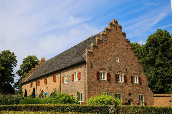 Widok Typowy Holenderski Średniowieczny Kamienny Dom Ogrodem Zielonymi Drzewami Tle — Zdjęcie stockowe