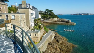 Atlantik Okyanusu 'ndaki eski evlerin olduğu balkon terasından manzara - Dinard, Bretagne, Fransa
