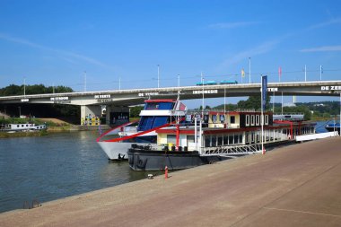 Arnhem, Hollanda - 9 Temmuz. 2021: Mavi gökyüzüne karşı köprüsü olan yolcu gemilerindeki rıhtıma bakın