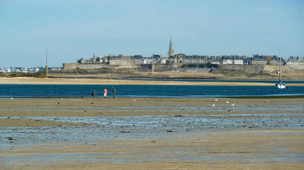 Utsikt Över Bukten Lågvatten Från Dinard Stadsbilden Breton Staden Saint — Stockfoto