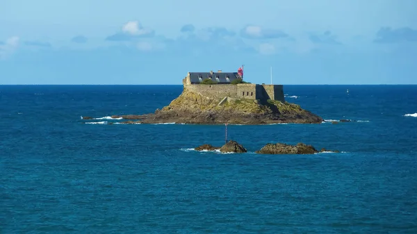 Utsikt Över Blå Atlanten Liten Med Hamnfästning Mot Himmel Dinard — Stockfoto