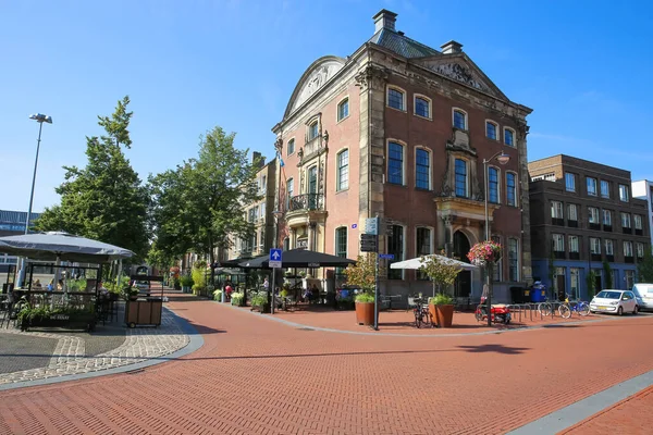 荷兰阿纳姆 7月9日 2021年 在蓝色的夏日天空下 可以看到外面有餐馆的古屋的正方形 — 图库照片