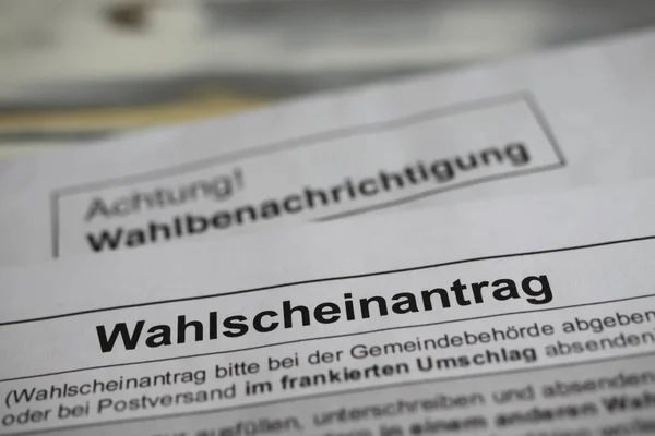 ドイツのヴィエルセン 8月9日 2021 ドイツの政治選挙のための郵便 投票用紙要求書の閉鎖 文字に選択的焦点 のWalscheinantragの — ストック写真