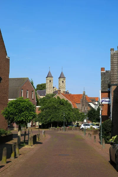 Sint Odilienberg Netherlands 2021年7月 11世纪起 与蓝色的夏日天空相对照 俯瞰罗马大教堂屋外的街道 — 图库照片