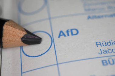 Viersen, Almanya - 9 Ağustos. 2021: AFD partisi oylaması için siyah kalemle Alman oy pusulasının kapatılması