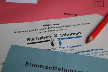 Viersen, Almanya - 20 Ağustos. 2021: Kırmızı kalem ve zarflarla posta oylaması için Alman oy pusulasının kapatılması
