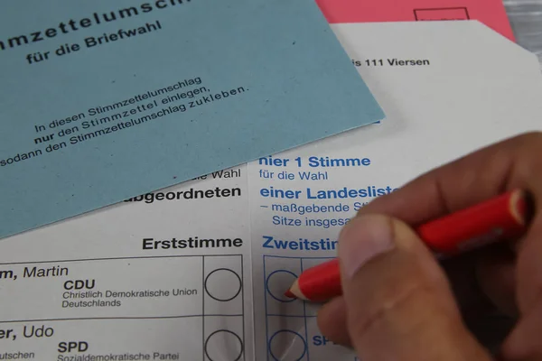 ドイツのヴィエルセン 8月20日 2021年 昭和26年 封筒付郵便投票用ドイツ語投票用紙の閉鎖と手押し赤鉛筆 左半分中心に焦点を当てる — ストック写真
