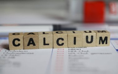 Laboratuvar talep belgesinde şırınga ve şişe ile kelime kalsiyumunun kapatılması