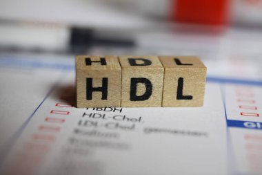 Viersen, Almanya - 1 Haziran. 2021: Laboratuvar talep belgesinde şırınga ve şişe ile kelime HDL 'nin kapatılması