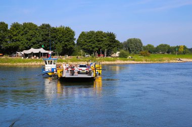 Bronkhorst, Hollanda - 9 Temmuz. 2021: Mavi yaz gökyüzüne karşı feribotla Brummen köyüne giden Ijssel nehrine bakın