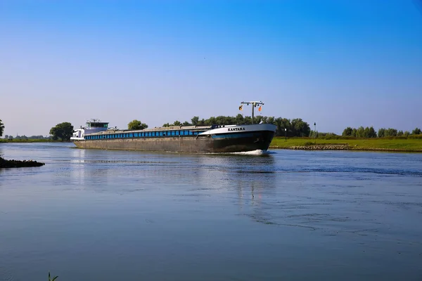 オランダのブロンコスト 7月9日 2021 青い夏の空に対して農村部のオランダの風景の川Ijssel上の内陸水路船貨物船の眺め — ストック写真