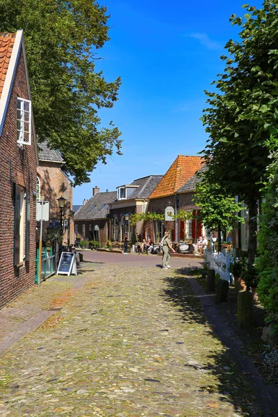 荷兰布朗霍斯特 7月9日 2021年 与蓝色的夏日天空相对照的典型杜奇村的街道上有房子和咖啡店 — 图库照片