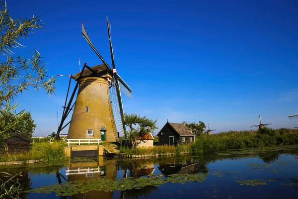 Vista Sobre Canal Agua Antiguo Molino Viento Con Típica Casa —  Fotos de Stock