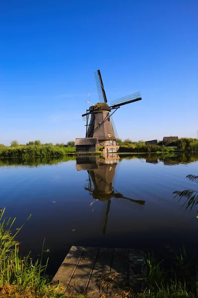 Vista Sobre Canal Agua Holandés Con Reflejo Antiguo Molino Viento —  Fotos de Stock