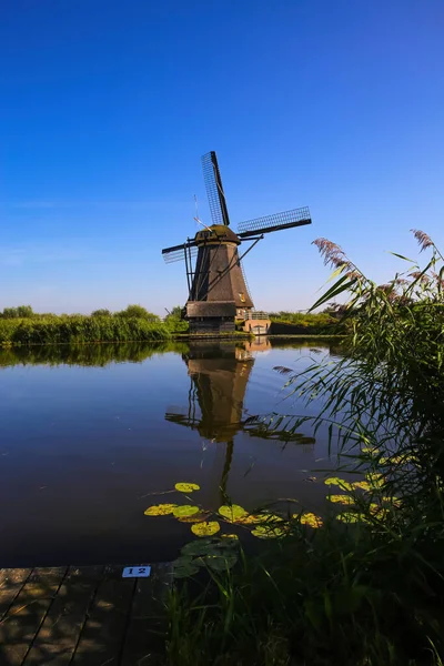 Vista Sobre Canal Agua Holandés Con Reflejo Antiguo Molino Viento —  Fotos de Stock