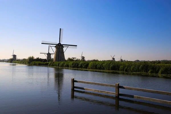 Widok Holenderski Kanał Wodny Horyzoncie Wiatrakami Wiejskim Krajobrazie Porannym Słońcu — Zdjęcie stockowe