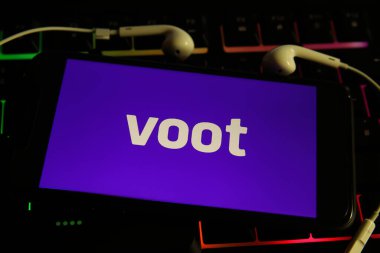 Viersen, Almanya - 9 Mayıs. 2021: Cep telefonu ekranında, bilgisayar klavyesinde film akışı servis voot harflerinin logosu ile görüntüle