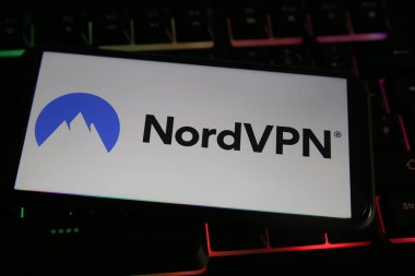 Viersen, Almanya - 9 Mayıs. 2021: Bilgisayar klavyesinde VPN hizmet nordvpn şirketinin logo harfleriyle cep telefonu ekranında görüntüle (harf merkezine odaklan)