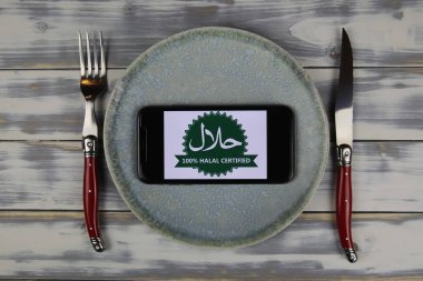 Viersen, Almanya - 9 Haziran. 2021: Akıllı telefonun% 100 logo harfli kapanışı kalıpta çatal bıçakla sertifikalı (merkeze odaklan)