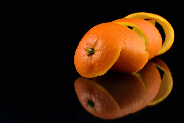 Gros Plan Sur Peau Une Orange Coupée Spirale Réfléchie Sur — Photo