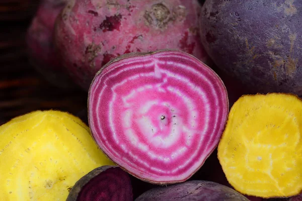 Betteraves Rouges Jaunes Fraîches Légumes Racines Partiellement Coupés Sont Vendre — Photo