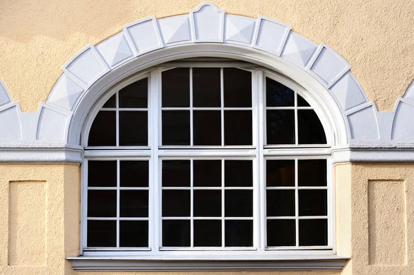 Hintergrund Mit Einem Großen Historischen Fenster Mit Rundbogen Und Dunklen — Stockfoto