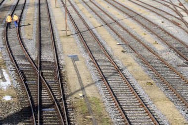 Birçok tren yolu, Augsburg yakınlarındaki bir tersanede 01.21.2021 'de yukarıdan çekilir. İki demiryolu işçisi üstünden geçiyor.