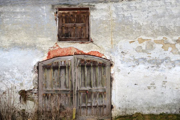 Hintergrund Einer Alten Scheunenfassade Mit Einem Verwitterten Holztor Und Teilweise — Stockfoto