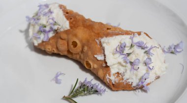 Koyun peyniri ile dolu bir Sicilya tatlısı, bir 