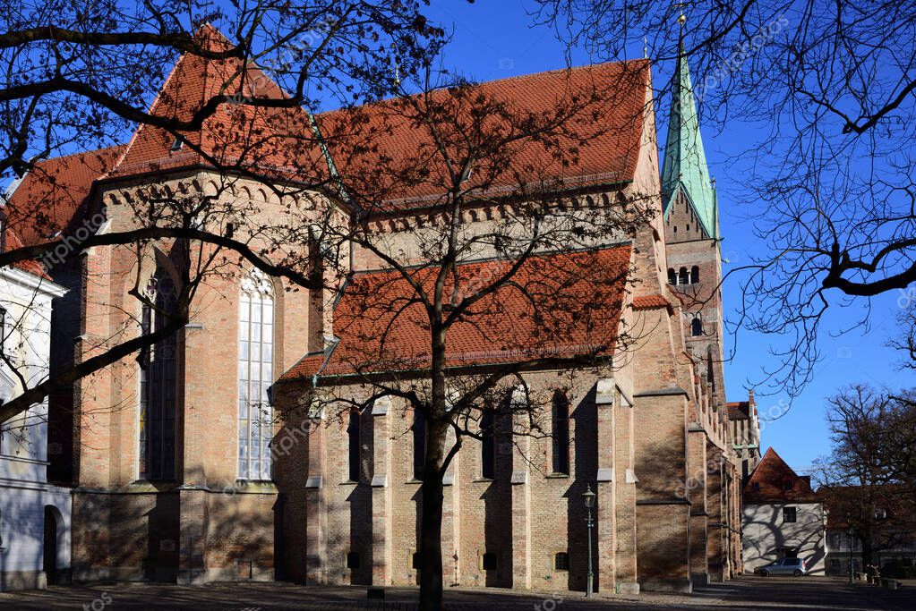 En febrero de 2020, la catedral de Augsburgo está detrás de árboles