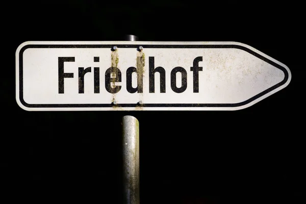 A white weathered sign in the form of an arrow made of metal, the tip of which points to the right, with the German inscription \