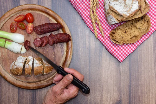 Bavarian Snack Old Rustic Wooden Board Sausage Tomatoes Onions Next — Stock Photo, Image