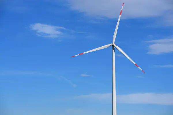 Перед Голубым Небом Облаками Расположена Большая Ветряная Турбина Выработки Электроэнергии — стоковое фото