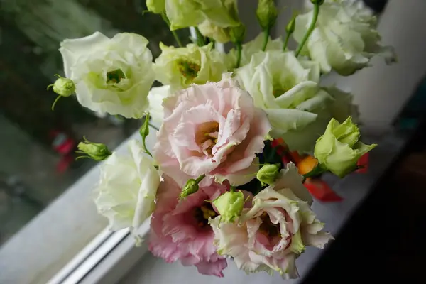 Bouquet Roses Roses Blanches Sur Rebord Fenêtre — Photo