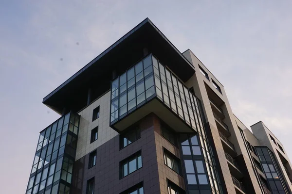 Hoek Van Een Nieuw Huis Met Glazen Balkons Tegen Lucht — Stockfoto