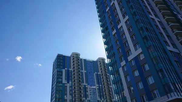 Hochblaues Stadtgebäude Mit Klarem Blauen Himmel — Stockfoto