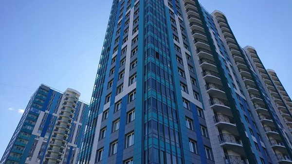 Edificio Alto Azul Con Cielo Azul Claro — Foto de Stock
